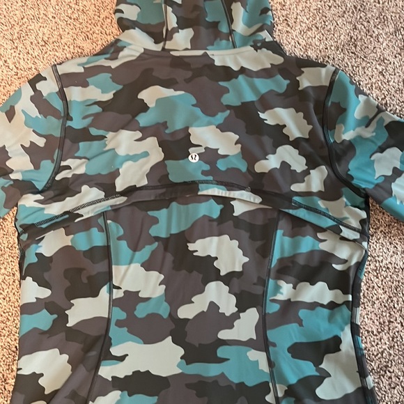Lululemon hooded define jacket size 10 green, camo print - Picture 6 of 7